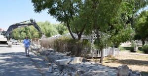 Viranşehir'de duvarlar yıkıldı.