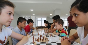 Gençler satranç öğreniyor