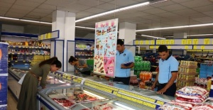 Akçakale Belediyesi Zabıta ekipleri marketleri denetledi.