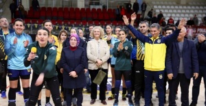 Parkenin Başakları İzmir Büyükşehir Belediyespor’u 25 - 21 mağlup etti.