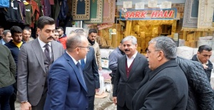Siirt Valisi Ali Fuat Atik, helvacılar çarşısında esnaf ve vatandaşları ziyaret ederek, sorunlarını dinledi.