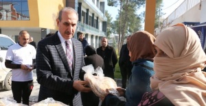 Akçakale'de 3 bin Türk ve Suriyeli aileye 6 bin paket Ekmek dağıtıldı.