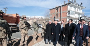 Başkan Beyazgül,Elazığ’da deprem bölgesinde temaslarını sürdürüyor.