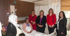 Siirt Valisi Atik'in eşi Fulya Atik yenidoğan bölümünü ziyaret etti.