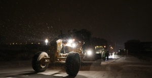 Karaköprü Belediyesi,karları temizleyerek, tuzlama ile solüsyon çalışması yaptı.