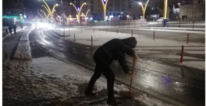 Mardin'de kar temizleme çalışmalarını devam ediyor.