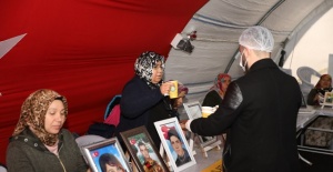 Diyarbakır Büyükşehir Evlat Nöbeti Tutan Annelere Çorba İkramında Bulundu