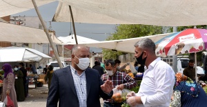 Ceylanpınar Belediye Başkanı Soylu,esnaf ve vatandaşlara maske dağıttı.