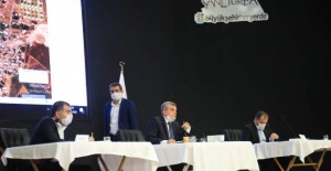 Şanlıurfa Büyükşehir Meclis toplantısı sosyal mesafe kuralları çerçevesinde gerçekleştirildi.