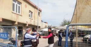 Şanlıurfa Siverek Belediye Başkanı Aydın " ekiplerimiz, pazara gelen vatandaşlarımıza maske dağıtıyor"