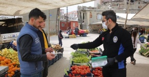 Şırnak Belediyesi,vatandaşlara ve pazar esnafına ücretsiz maske dağıttı.
