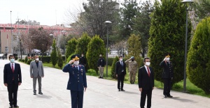 Vali Güzeloğlu "Atatürk Anıtına çelenk koydu"