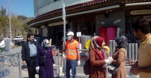 Vali Güzeloğlu "Kentimizin Birçok Noktasında Vatandaşlara Maske Dağıtıyoruz"