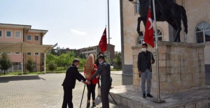 Viranşehir'de 23 Nisan Ulusal Egemenlik ve Çocuk Bayramı Çelenk Sunma Töreni