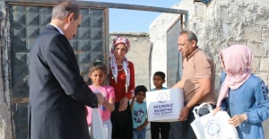 Başkan Yalçınkaya,kapı kapı dolaşarak gıda kolisi ve hijyen seti dağıtımında bulundu.