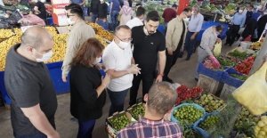 Esnaf ve pazarcılarla sohbet eden Siirt Belediye Başkan V. Atik, esnafa bol kazanç diledi.