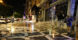 Haliliye'de cadde ve sokaklar köpüklü su ile yıkanarak dezenfekte edildi.