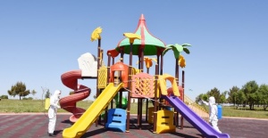 Hilvan’da çocuklara verilecek izin öncesi parklar dezenfekte edildi