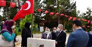 Vali Gül,Asri Mezarlık Șehitliğini ziyaret ederek șehitlerimiz için dua etti