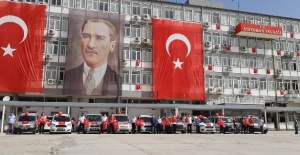 Vefa Sosyal Destek Grupları Adıyamanlılara Türk Bayrağı dağıttı.