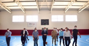 Gaziantep Valisi Gül,Aktoprak Anadolu Lisesi Spor Salonunda incelemede bulundu