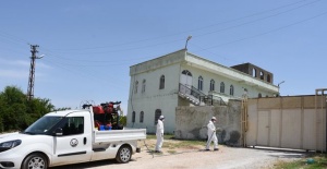 Hilvan'da karantinaya alınan mahalleler dezenfekte edildi