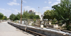 Hilvan eski  mezarlığında çevre düzenlemesi yapılıyor