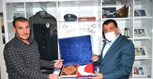 Malatya Büyükşehir Belediye Başkanı Gürkan,şehit ailelerinin Babalar Günü'nü kutladı.