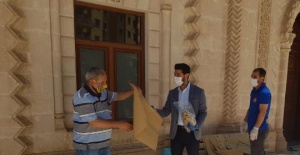Mardin'de Cuma Namazı Öncesi maske, tek kullanımlık seccade dağıtımı ve ateş ölçümü yapıldı.
