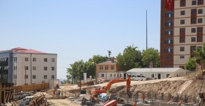 Şırnak'ta Kent Meydanı Projesinin yapım çalışmaları süratle devam ediyor.