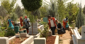 Diyarbakır'da Mezarlıklar Bayram Ziyaretine Hazır Hale Getirildi