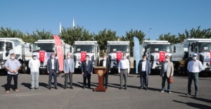 Büyükşehir Belediyesi, satın aldığı 10 adet hafriyat ve asfalt döküm aracını tanıttı.