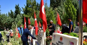 Gaziantep Valisi Gül,Asri Mezarlık şehitliğini ziyaret etti.