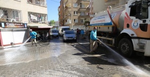 Haliliye Belediyesi cadde ve sokakları köpüklü su ile yıkayarak dezenfekte etti.