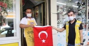Haliliye Belediyesi,esnaf ve vatandaşlara bayrak hediye etti.