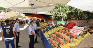 Karaköprü Belediyesi emniyet ekipleri ile birlikte ilçedeki pazar yerlerinde pandemi denetimine çıktı.