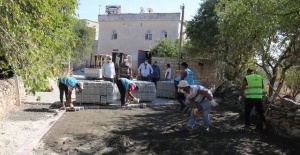 Bozova'da kilit parke taşı döşeme çalışmaları tüm hızıyla devam ediyor.