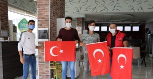 Karaköprü Belediyesinden Türk Bayrağı hediye.