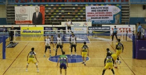 Haliliye Belediyespor Arhavi Voleybol’u 3-0 yendi.