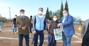 Viranşehir Belediye Başkanı Ekinci,yöresel kıyafetlerle tenisle tanışan köyü ziyaret etti.