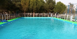 Akçakale'de portatif yüzme havuzunun kurulumu tamamlandı.