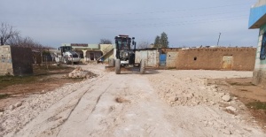 Viranşehir Belediyesi, kırsal mahallelerde stabilize yol yapım çalışmalarına son sürat devam ediyor.
