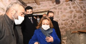 Bakan Yardımcısı Yavuz,Çukurca'da ateşte susam kavurdu