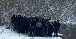 Bir grup düzensiz göçmen donmaktan kurtarıldı