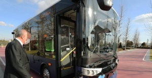 Cumhurbaşkanı Erdoğan sürücüsüz otobüsü inceledi.