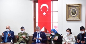 Gaziantep Valisi Gül,Şehit Adil Kabaklı’nın ailesini ziyaret ederek taziyelerini iletti.