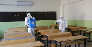 Haliliye Belediyesi,okullarda dezenfekte çalışmalarını devam ettiriyor.