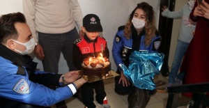 Şanlıurfa Emniyet Müdürlüğü "5 yaşındaki Ahmet'e Polis kıyafeti, satranç takımı, Türk Bayrağı ve yaş pasta hediye edildi"