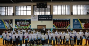 Başkan Canpolat'tan 80 Okula spor malzemesi desteği