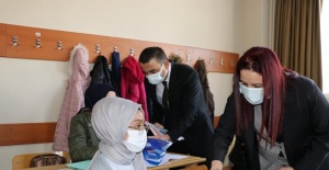 Vali Hacıbektaşoğlu,‘İbrahim Hakkı İmam Hatip Ortaokulu’ ve 'Mesleki ve Teknik Anadolu Lisesi’ni ziyaret etti.